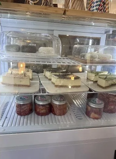 La vitrine de Miriné : cheesecakes et pots de kimchi