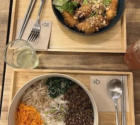 Bibimbap et poulet frit sur plateaux en bois